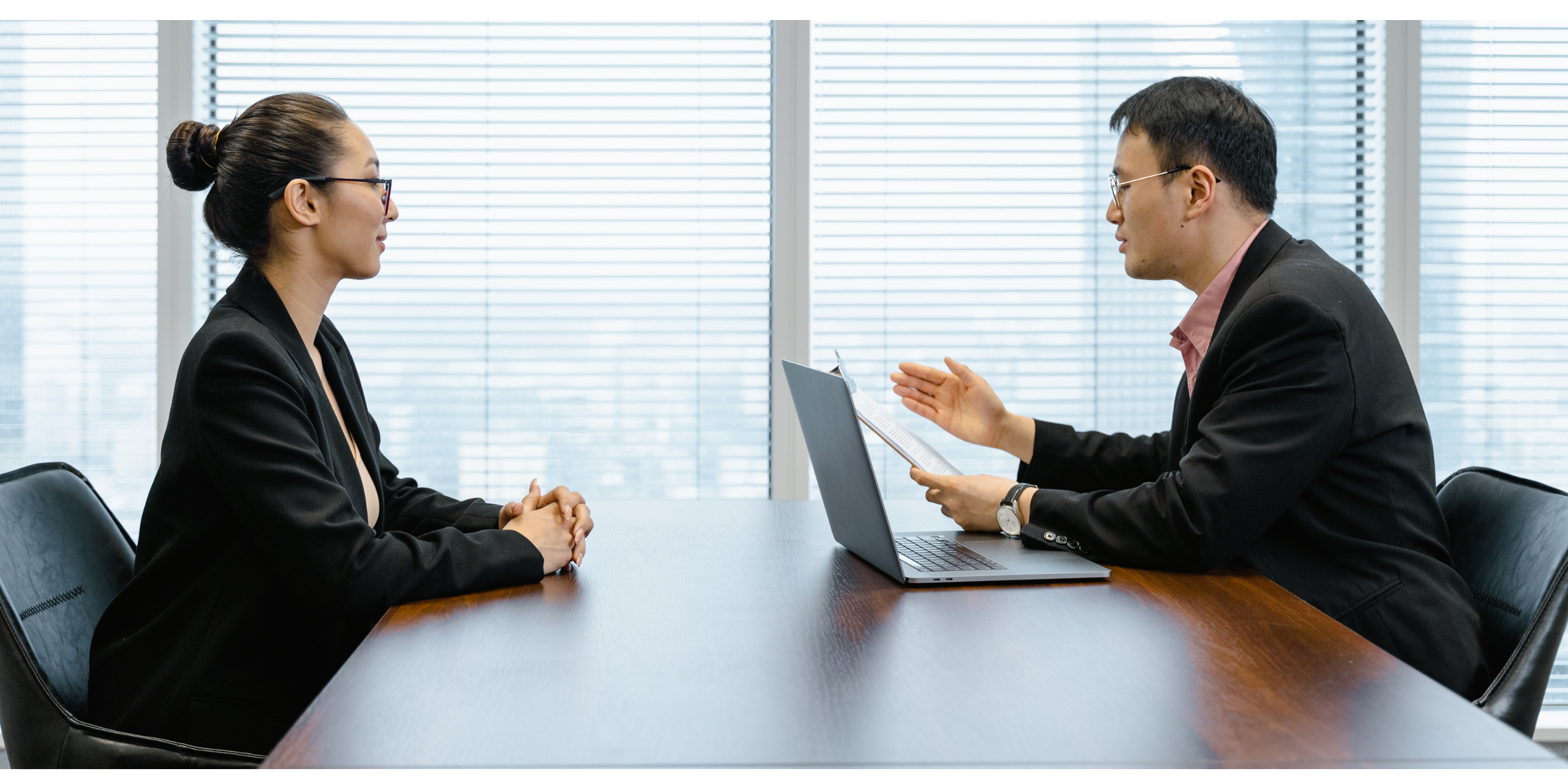 picture showing interview between a borrower and a lender 